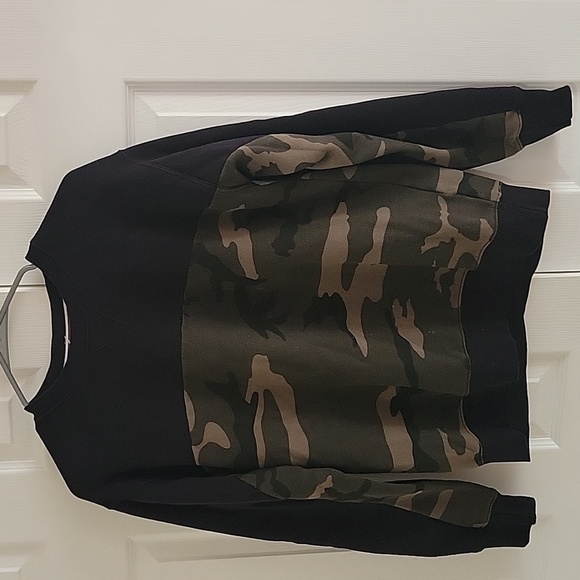 NWOT Aritzia TNA Women Black-Camouflage Sweatshirt S - Picture 1 of 8